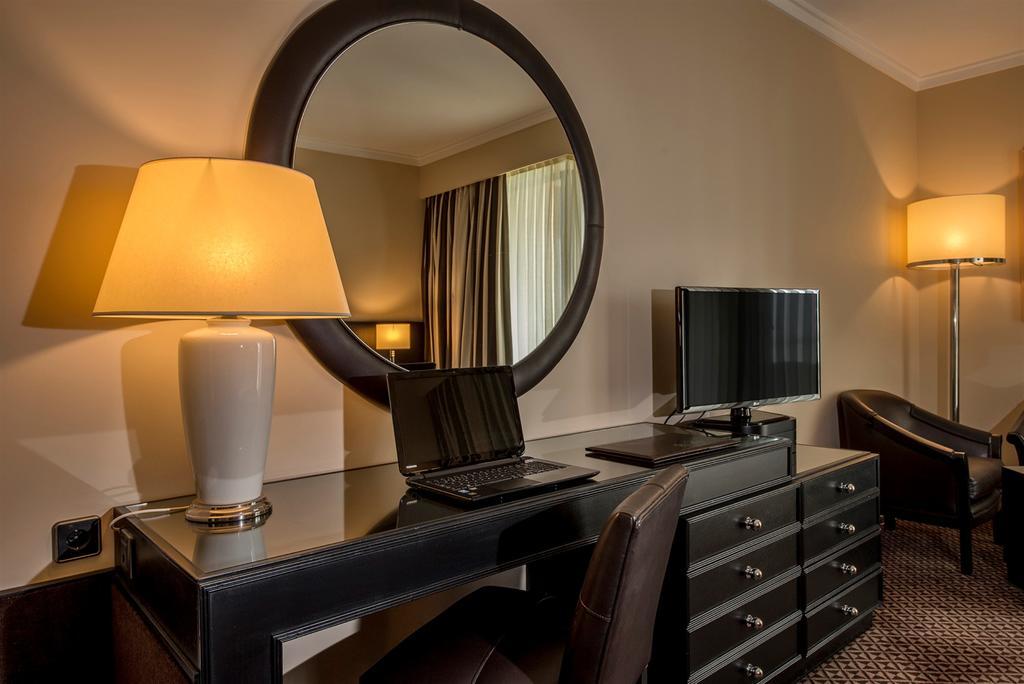Hotel Solverde Spa And Wellness Center Vila Nova de Gaia Pokoj fotografie A work desk in a hotel room