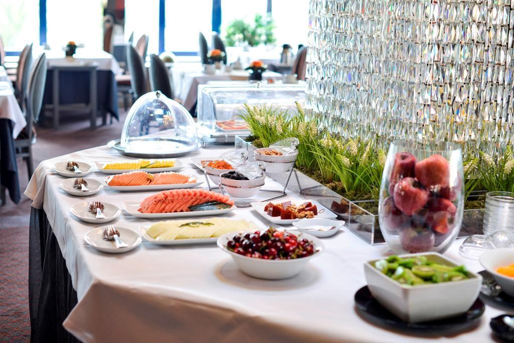 Hotel Solverde Spa And Wellness Center Vila Nova de Gaia Exteriér fotografie A buffet at a restaurant