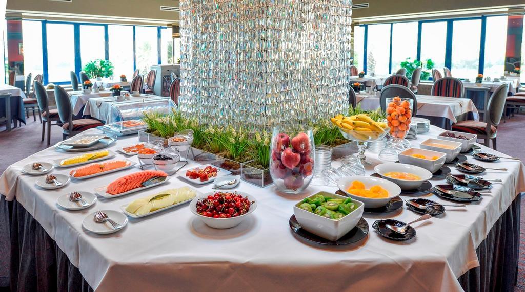Hotel Solverde Spa And Wellness Center Vila Nova de Gaia Exteriér fotografie A buffet at a restaurant